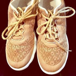 Softwalk super comfy gold walking shoes 6W